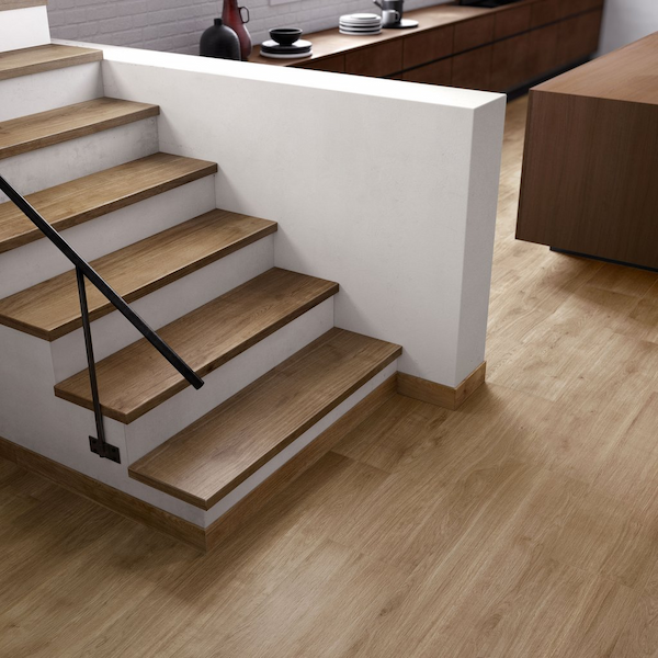 Schody wewnętrzne wykończone płytkami – detal krawędzi i podstopnic