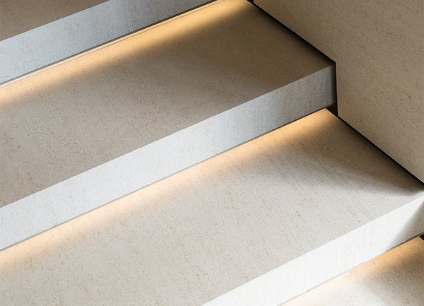 Płytki na schody wewnętrzne – aranżacja schodów wykończonych gresem